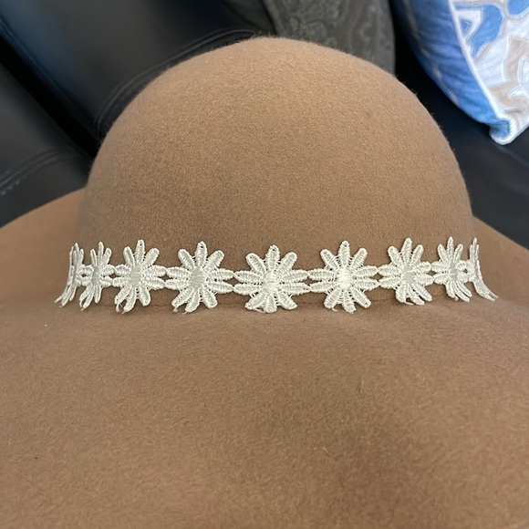 Women’s floppy summer hat! With adorable flower detail - Picture 2 of 4